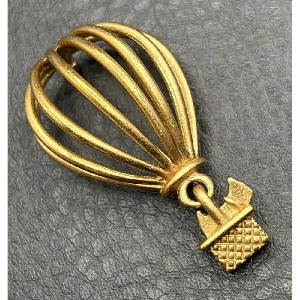 Vintage 80s Scottie Terrier Dog in Hot Air Balloon Brooch Pin Gold Tone